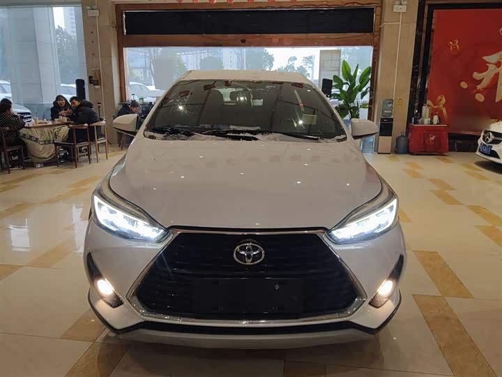 Фото 3 - Toyota Yaris L Hatchback