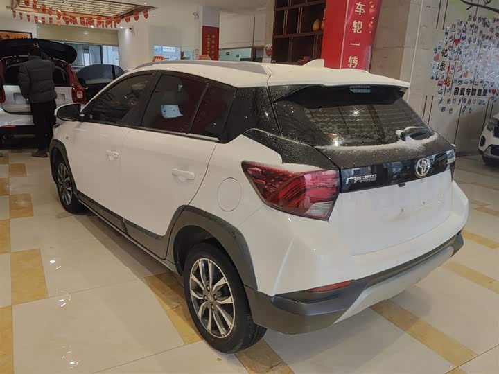 Фото 5 - Toyota Yaris L Hatchback