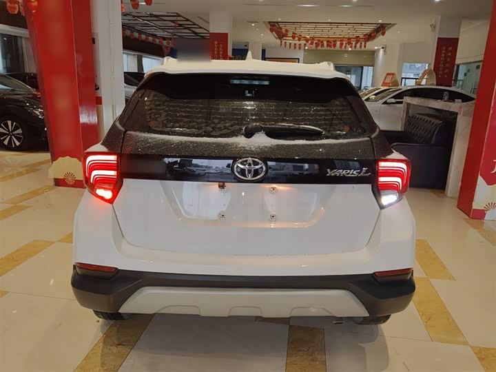 Фото 6 - Toyota Yaris L Hatchback