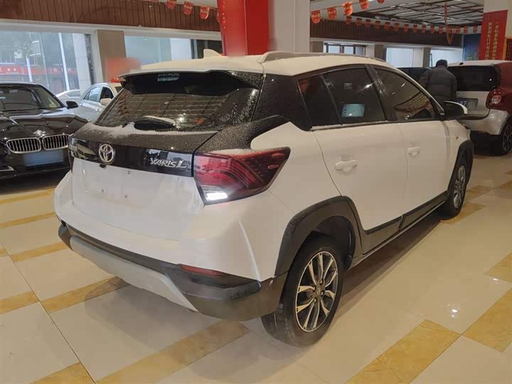 Фото 7 - Toyota Yaris L Hatchback