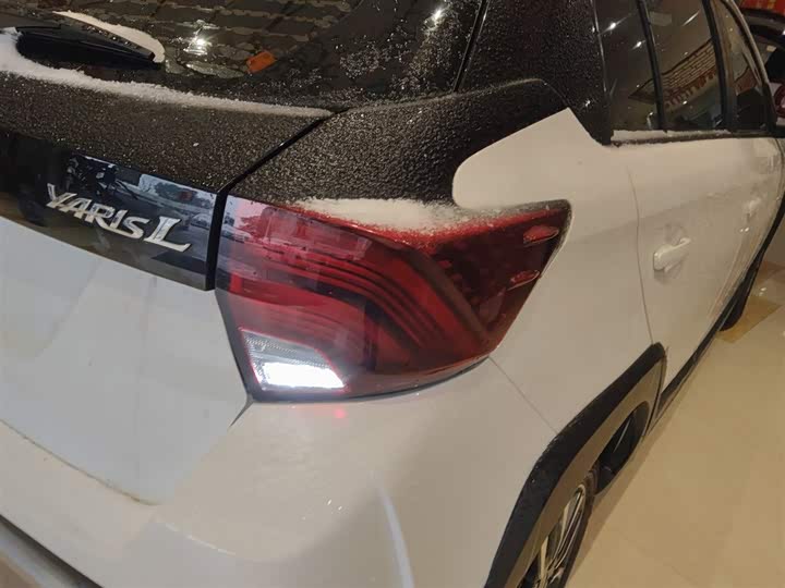 Фото 8 - Toyota Yaris L Hatchback