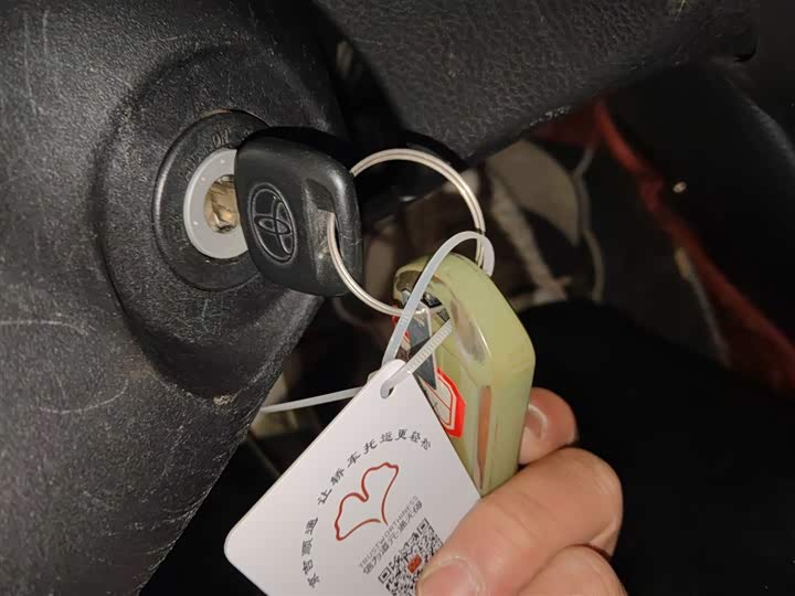 Фото 9 - Toyota Yaris L Hatchback