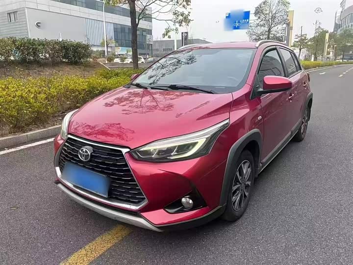 Фото 2 - Toyota Yaris L Hatchback