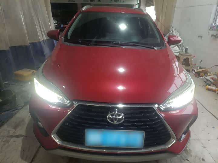 Фото 3 - Toyota Yaris L Hatchback