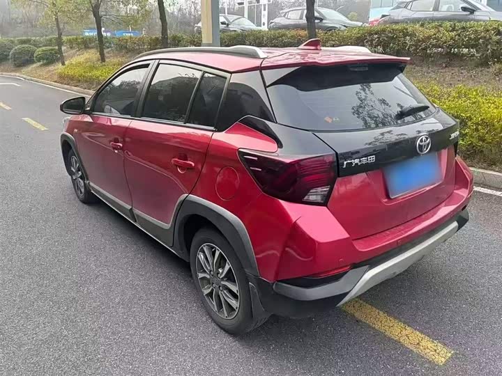 Фото 5 - Toyota Yaris L Hatchback