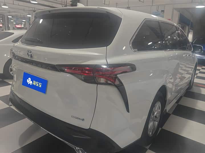 Фото 3 - Toyota Granvia