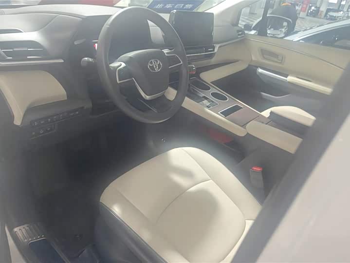 Фото 9 - Toyota Granvia