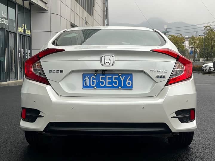 Фото 8 - Honda Civic