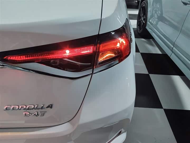 Фото 8 - Toyota Corolla