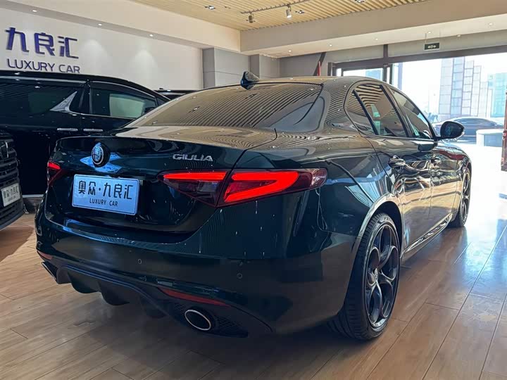 Фото 4 - Alfa Romeo Giulia