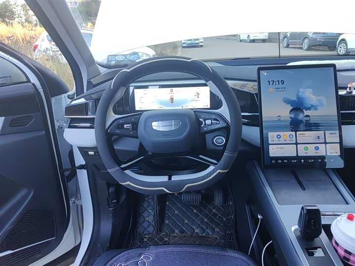 Фото 3 - Geely Atlas L