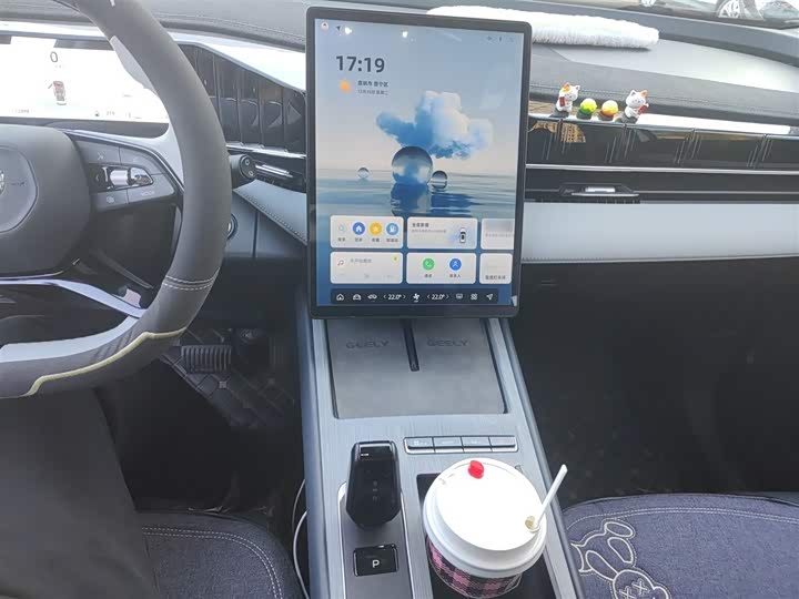 Фото 6 - Geely Atlas L