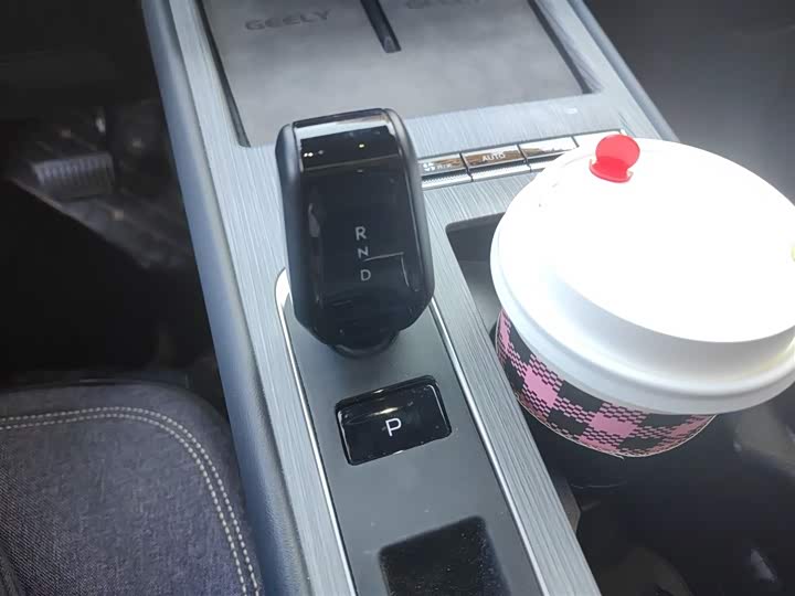 Фото 7 - Geely Atlas L