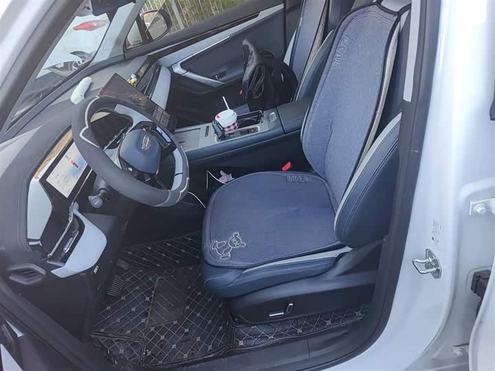 Фото 8 - Geely Atlas L