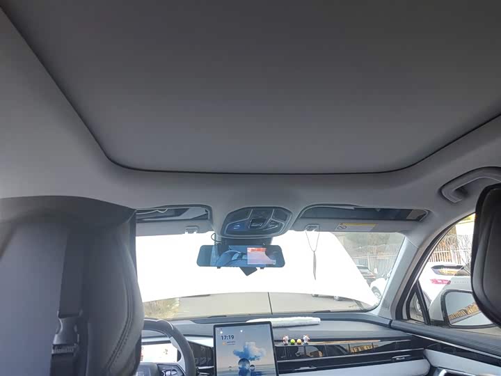 Фото 9 - Geely Atlas L