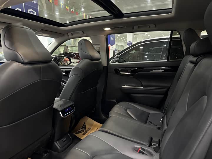 Фото 7 - Toyota Highlander