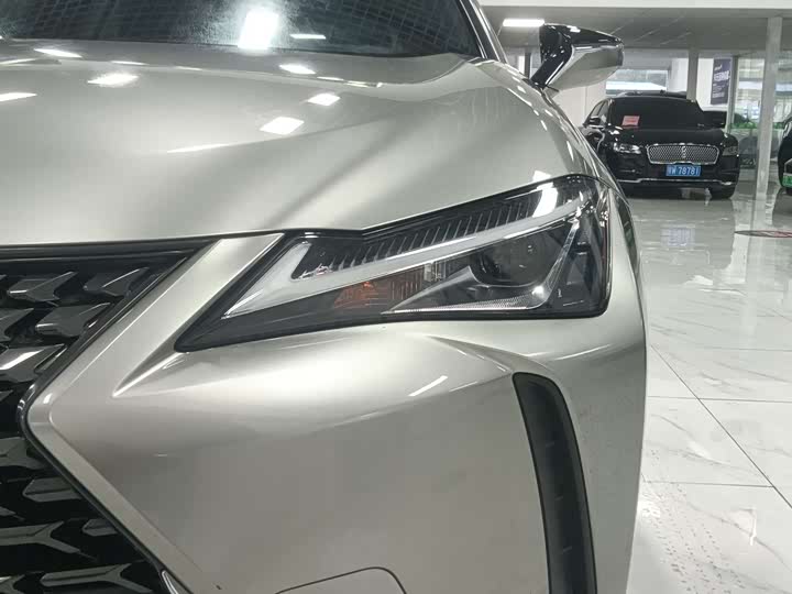 Фото 5 - Lexus UX