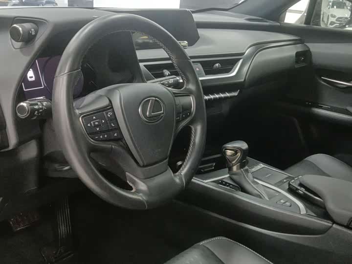 Фото 7 - Lexus UX