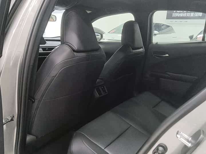 Фото 8 - Lexus UX