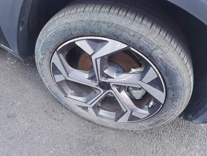 Фото 5 - Geely Atlas L