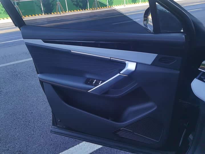 Фото 6 - Geely Atlas L