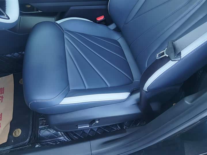 Фото 8 - Geely Atlas L