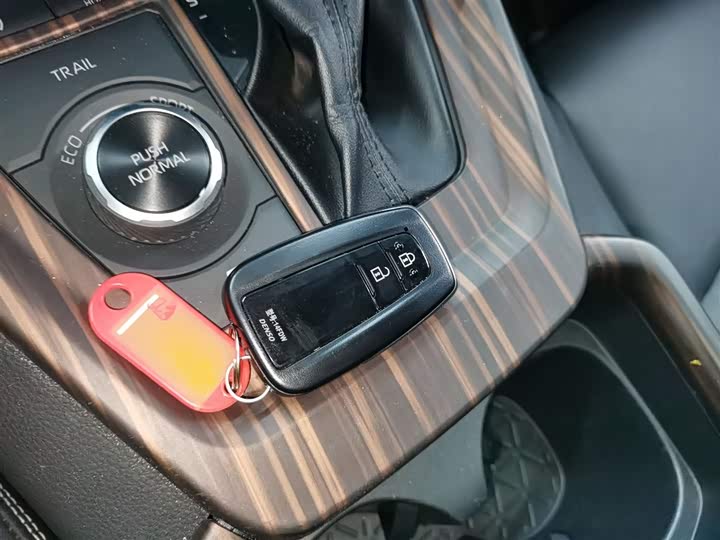 Фото 9 - Toyota RAV4