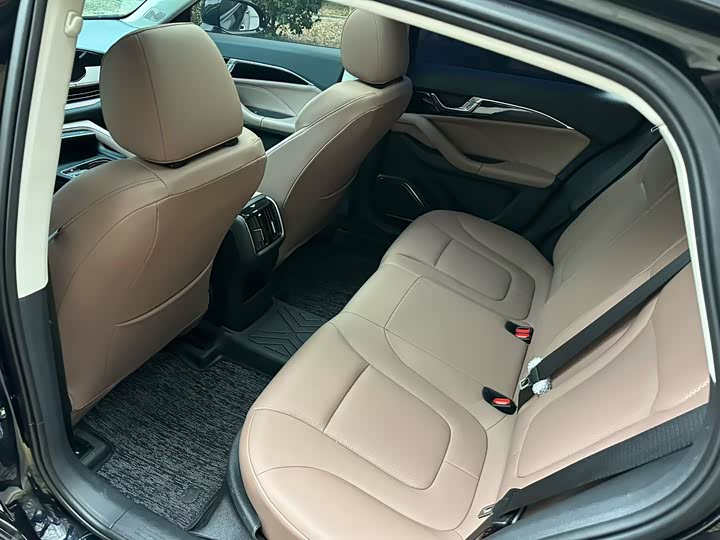 Фото 8 - Bestune B70