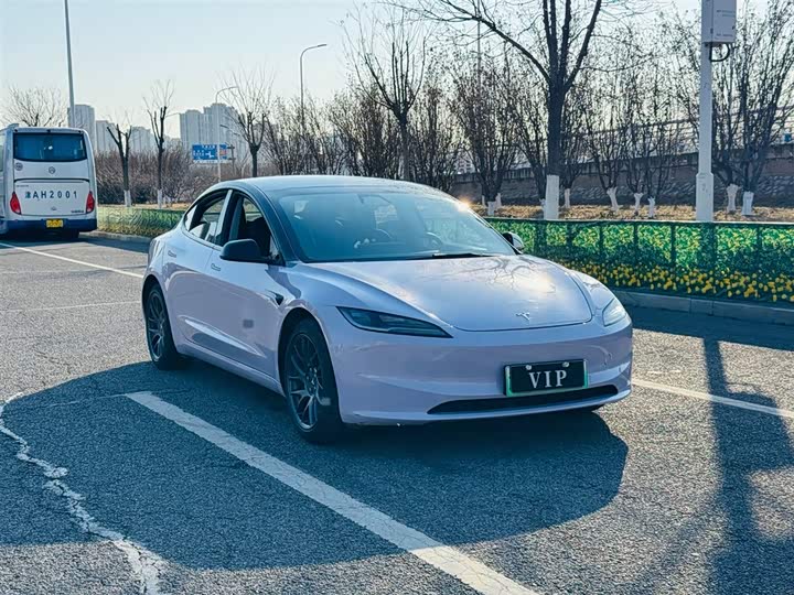 Фото 2 - Tesla Model 3