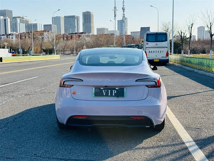 Фото 4 - Tesla Model 3