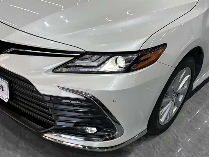 Фото 2 - Toyota Camry