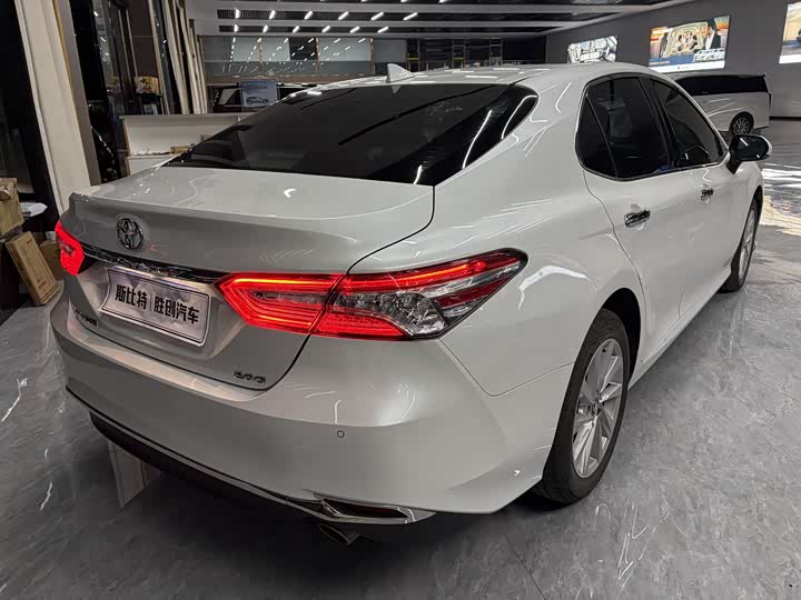 Фото 6 - Toyota Camry