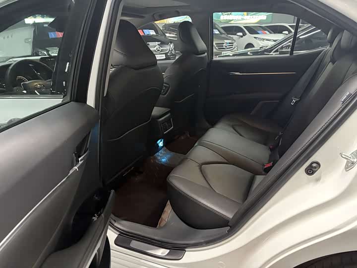 Фото 8 - Toyota Camry