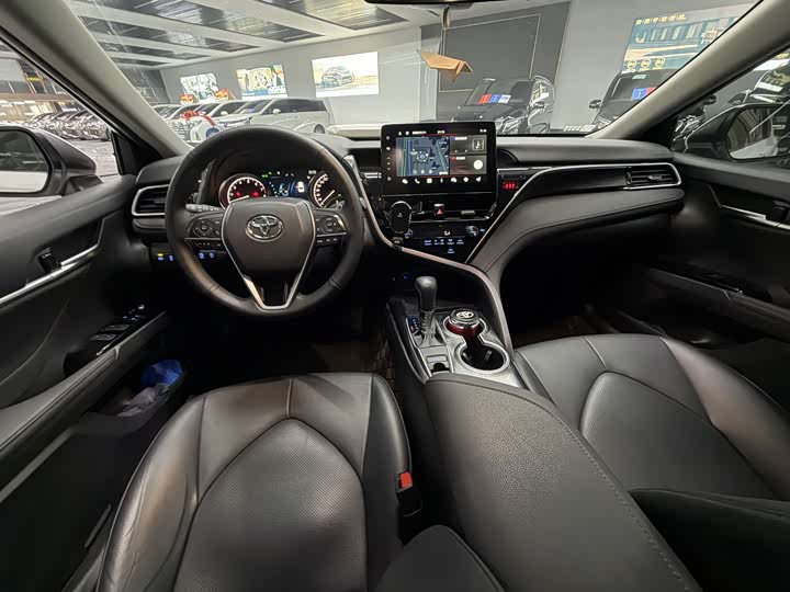 Фото 9 - Toyota Camry