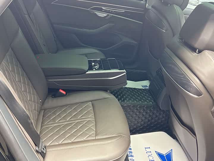 Фото 8 - Audi A8