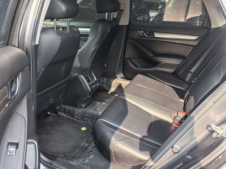 Фото 4 - Honda Accord