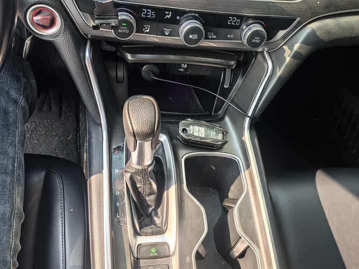 Фото 8 - Honda Accord