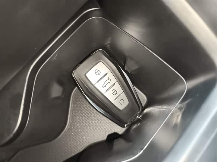 Фото 9 - Geely Monjaro