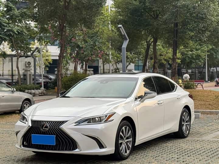 Фото 1 - Lexus ES