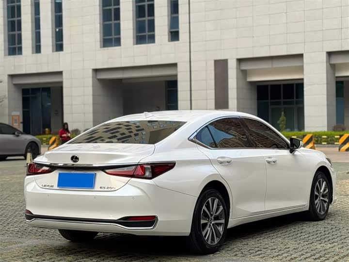 Фото 4 - Lexus ES