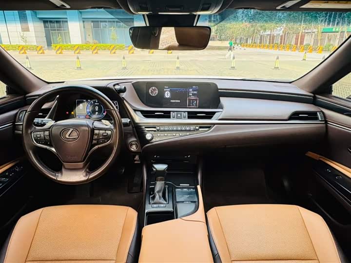 Фото 8 - Lexus ES