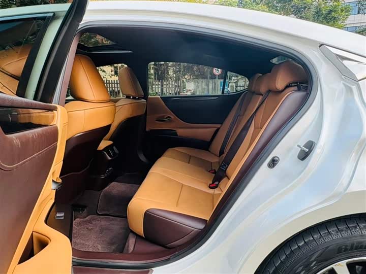 Фото 9 - Lexus ES