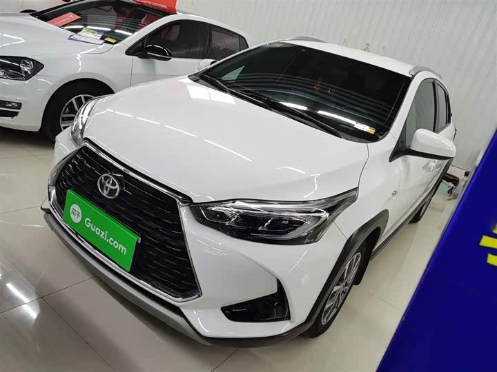 Фото 2 - Toyota Yaris L Hatchback