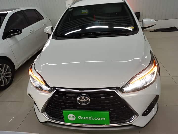 Фото 3 - Toyota Yaris L Hatchback