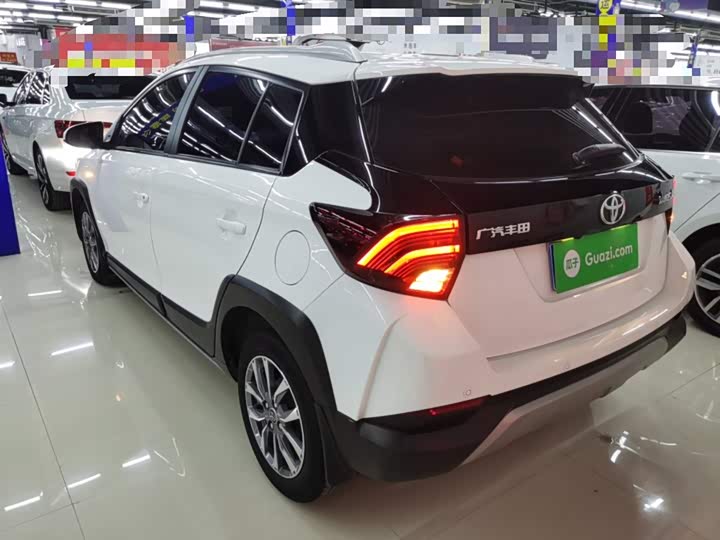 Фото 5 - Toyota Yaris L Hatchback