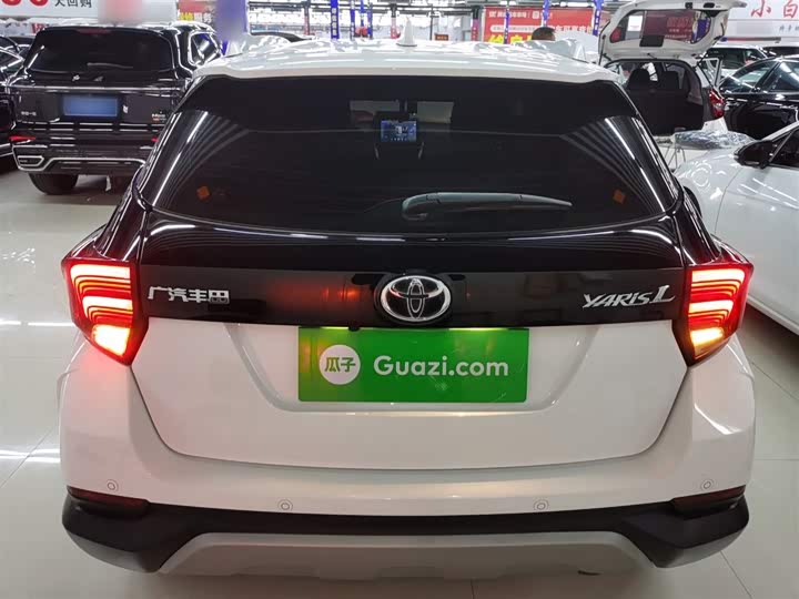 Фото 6 - Toyota Yaris L Hatchback