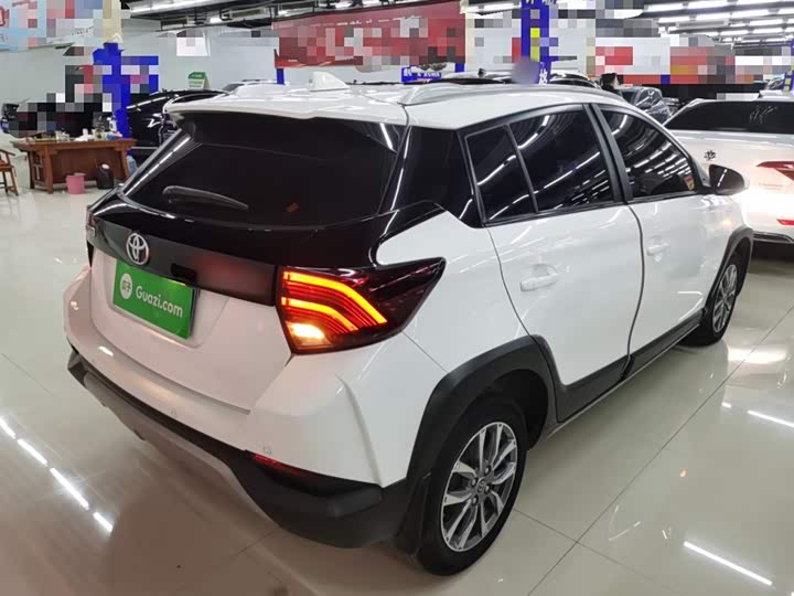 Фото 7 - Toyota Yaris L Hatchback