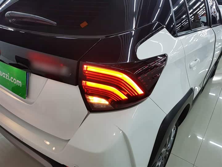 Фото 8 - Toyota Yaris L Hatchback