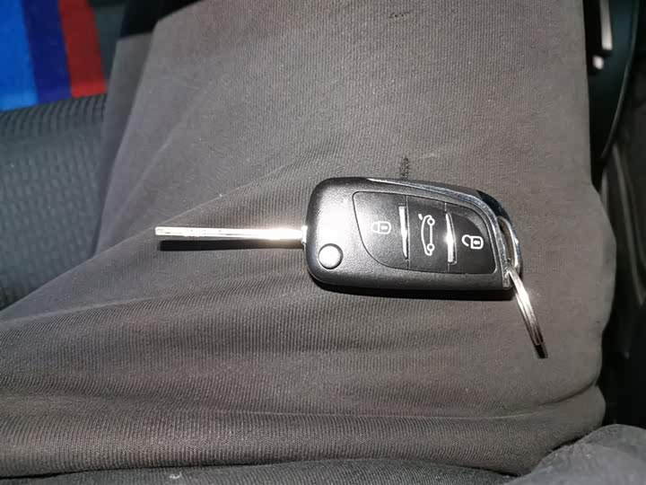 Фото 9 - Toyota Yaris L Hatchback