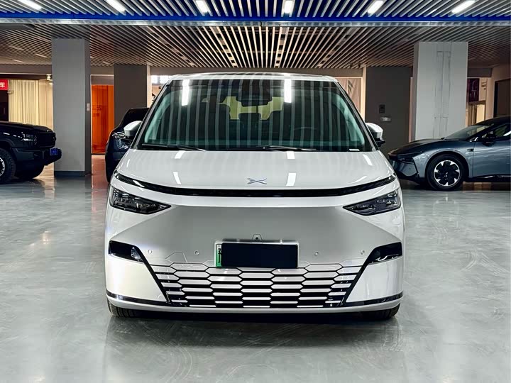 Фото 2 - XPeng X9